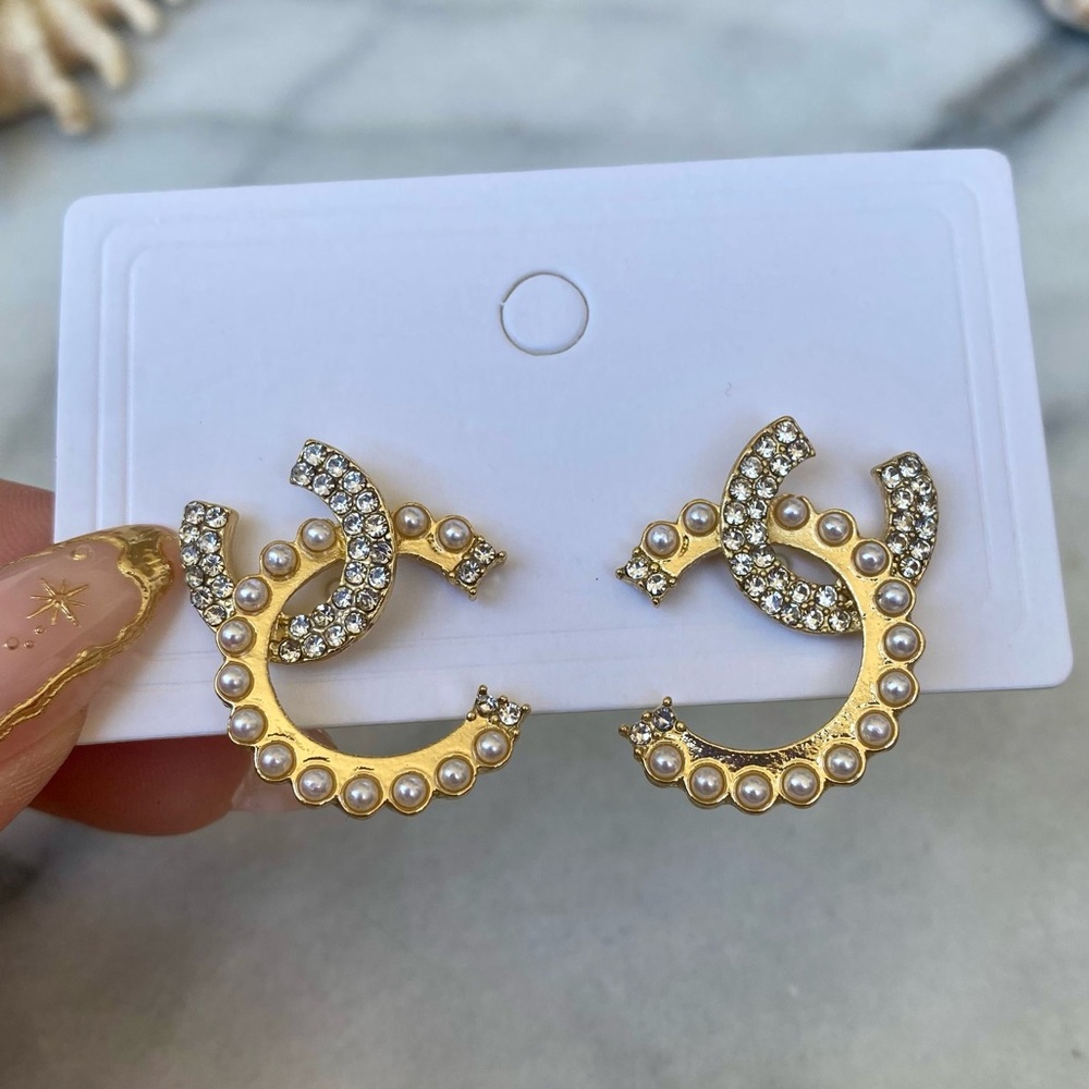 NWT Gorgeous Gold Toned and Faux Pearl Earrings